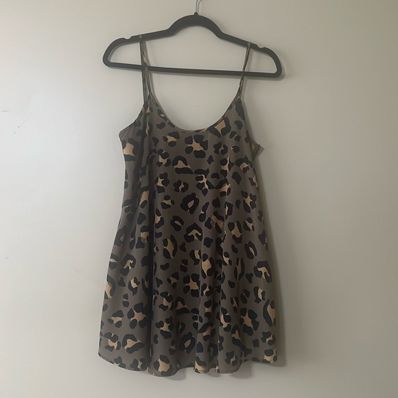 Leopard Print Sleeveless Top - Picture 7 of 7